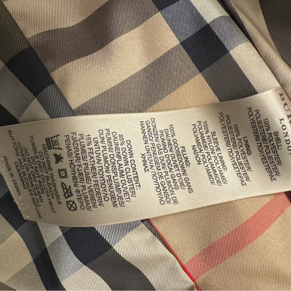 Burberry Red Coat with Iconic Beige Nova Check Lining - Picture 4 of 5